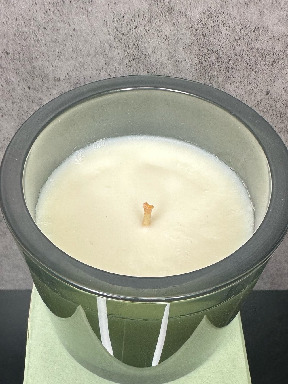 Le Fleur Seize Mai luxury scented candle, new in original box. - Picture 2 of 6